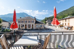 Outdoor dining - Apartment 'Le Glandon' with Mountain View, Balcony and Wi-Fi (Saint-Etienne-de-Cuines)