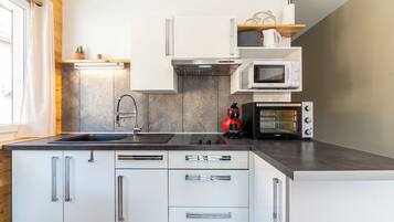 Réfrigérateur, micro-ondes, plaque de cuisson, cafetiÚre/bouilloire