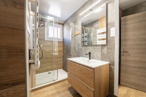 Dusche, Haartrockner, Handtücher