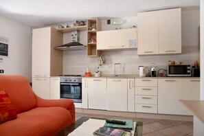 Fridge, microwave, oven, stovetop - Apartment 'Casa Del Sole' with Mountain View, Shared Pool and tennis court (Lavena Ponte Tresa)