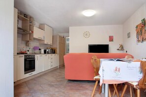 Interior - Apartment 'Casa Del Sole' with Mountain View, Shared Pool and tennis court (Lavena Ponte Tresa)