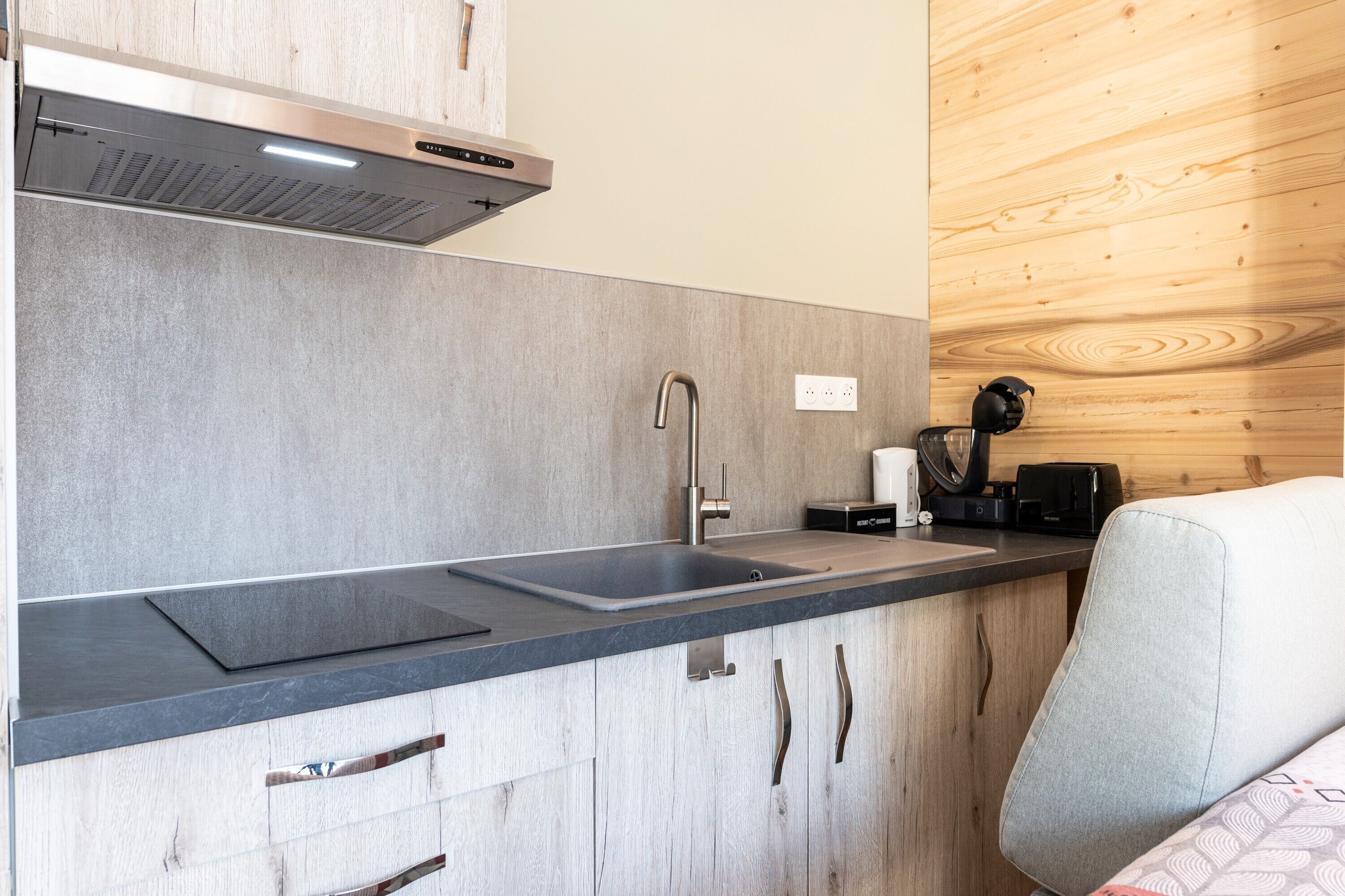 Een koelkast, een microgolfoven, een kookplaat