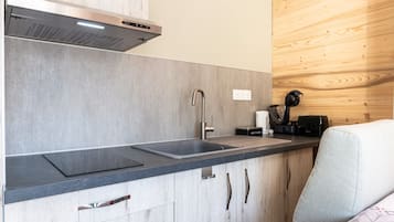 Een koelkast, een microgolfoven, een kookplaat