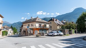 A street view with a building that has a sign indicating it is a restaurant. - Apartment 'Le Chaussy' with Mountain View, Balcony and Wi-Fi (Saint-Etienne-de-Cuines)