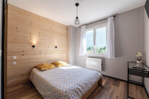 1 bedroom, free WiFi, bed sheets - Apartment 'La Madeleine' with Mountain View and Wi-Fi (Saint-Etienne-de-Cuines)