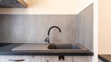 Réfrigérateur, micro-ondes, plaque de cuisson, cafetière/bouilloire