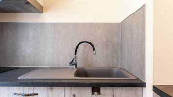 Réfrigérateur, micro-ondes, plaque de cuisson, cafetiÚre/bouilloire