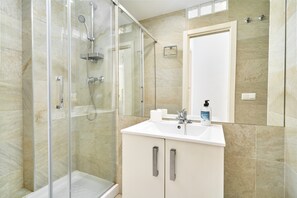 Shower, hair dryer, towels - Holiday Home 'Carabeo' with Sea View, Wi-Fi and Air Conditioning (Nerja)