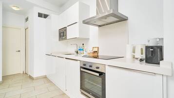 Een koelkast, een microgolfoven, een oven, een kookplaat