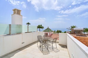 Outdoor dining - Holiday Home 'Carabeo' with Sea View, Wi-Fi and Air Conditioning (Nerja)