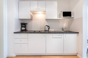 Køleskab, mikrobølgeovn, kogeplade, opvaskemaskine