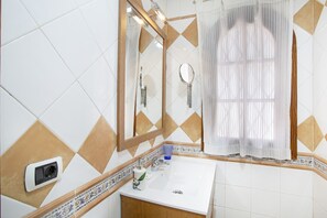 Doccia, asciugacapelli, asciugamani