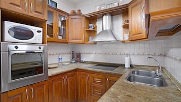 Frigorífico, microondas, horno y placa de cocina
