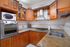 Frigorifero, microonde, forno, piano cottura