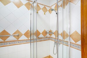 Chuveiro, secador de cabelo, toalhas de banho 
