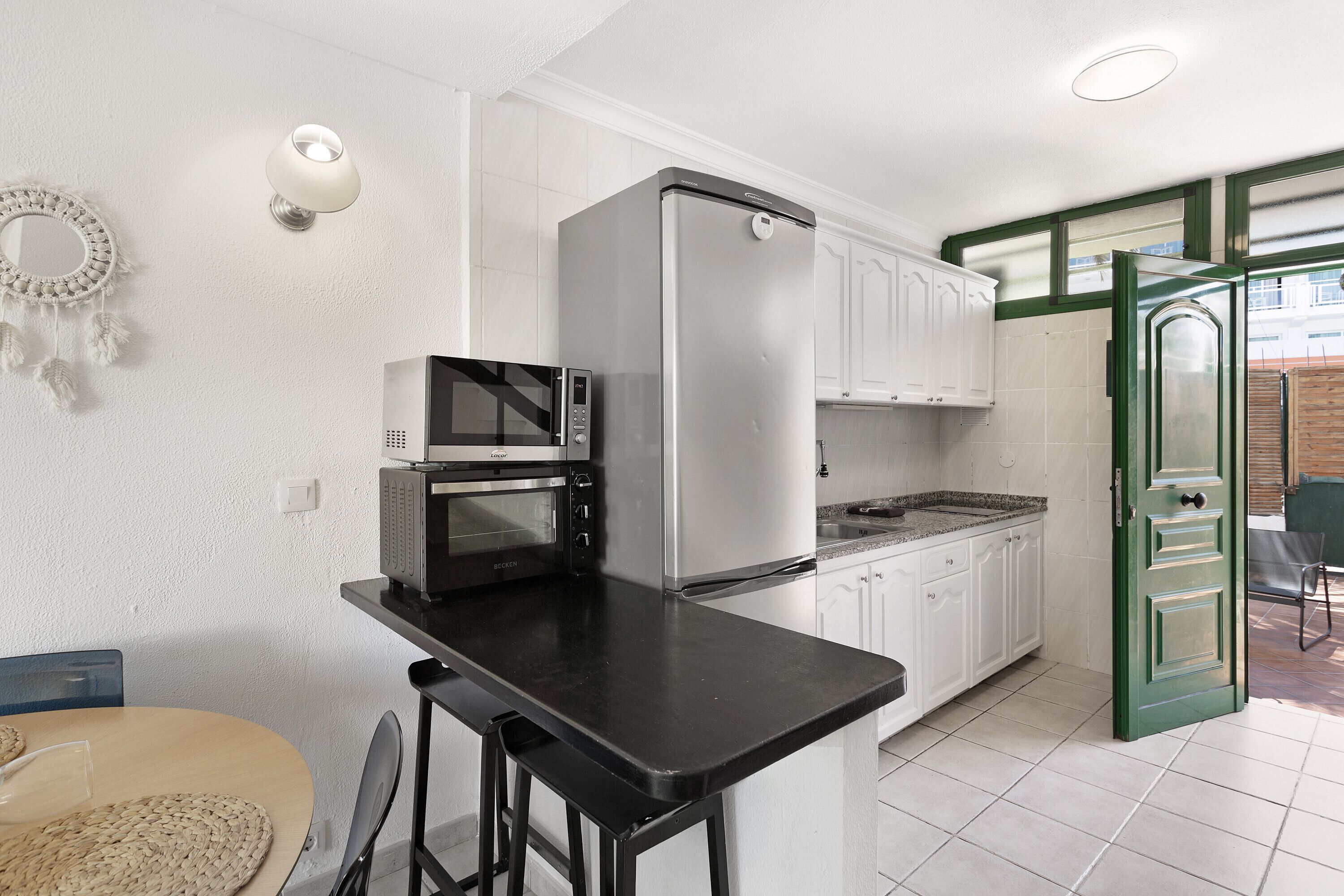 Jääkaappi, mikroaaltouuni, uuni, liesi