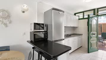Frigorífico, microondas, horno y placa de cocina