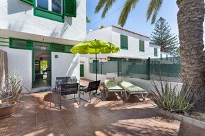 Outdoor dining - Holiday Home 'Beautiful Beach Bungalow' with Shared Pool, Wi-Fi & Air Conditioning (Maspalomas)