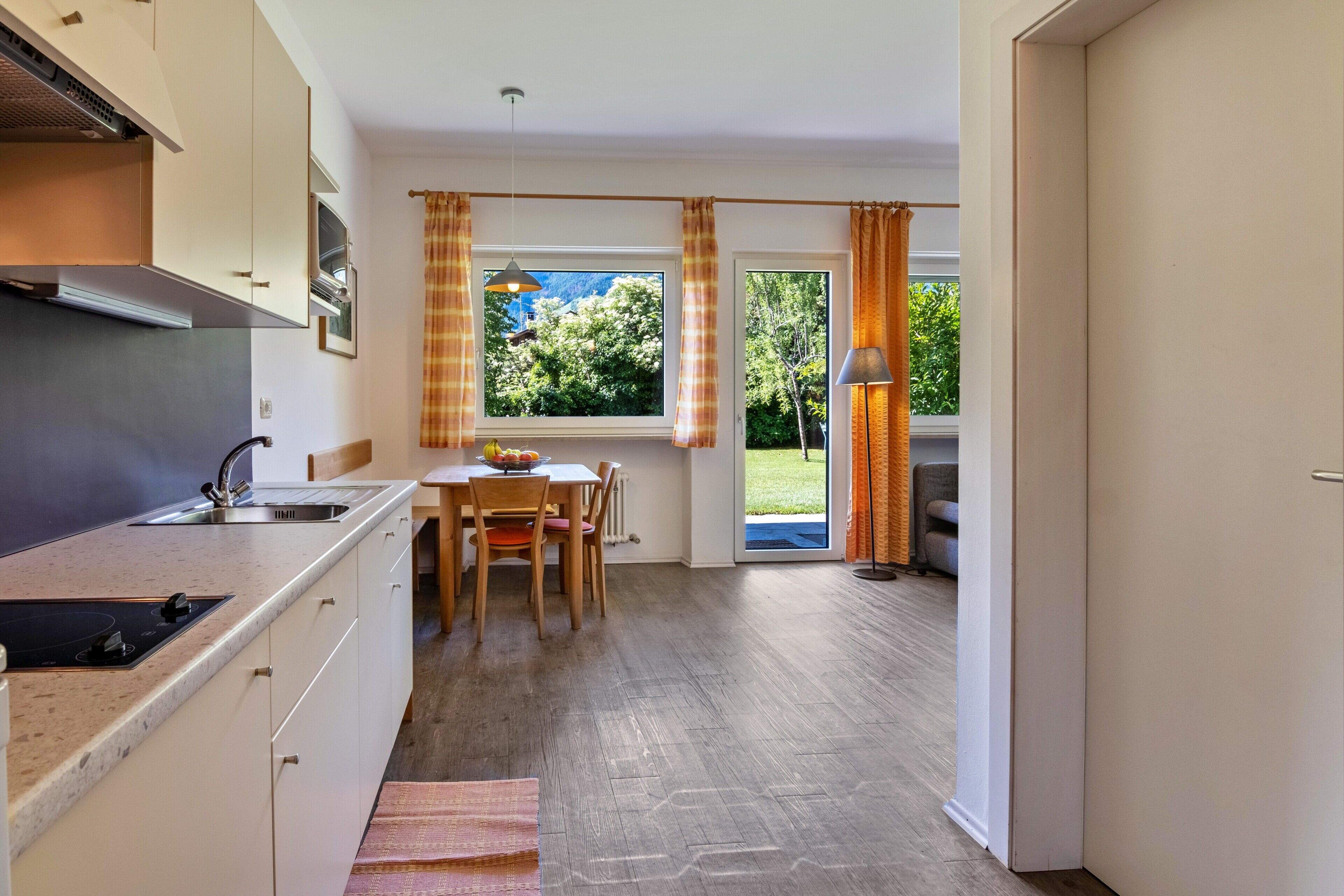 Réfrigérateur, micro-ondes, plaque de cuisson, cafetière/bouilloire