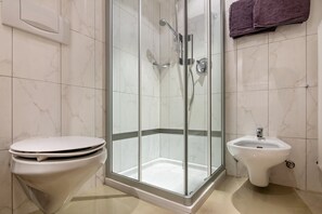 Douche, sĂšche-cheveux, serviettes fournies