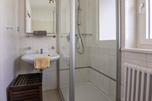 Douche, sèche-cheveux, serviettes fournies