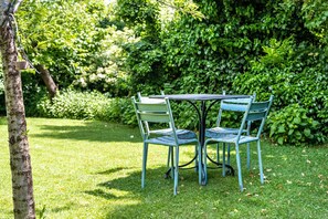 Outdoor dining - Apartment 'Kortscherhof Apt Typ 4' with Mountain View, Shared Garden and Wi-Fi (Silandro)