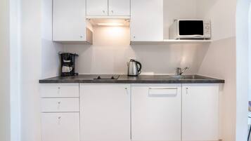 Geladeira, micro-ondas, cooktop, lava-louças