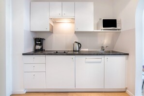 Réfrigérateur, micro-ondes, plaque de cuisson, lave-vaisselle