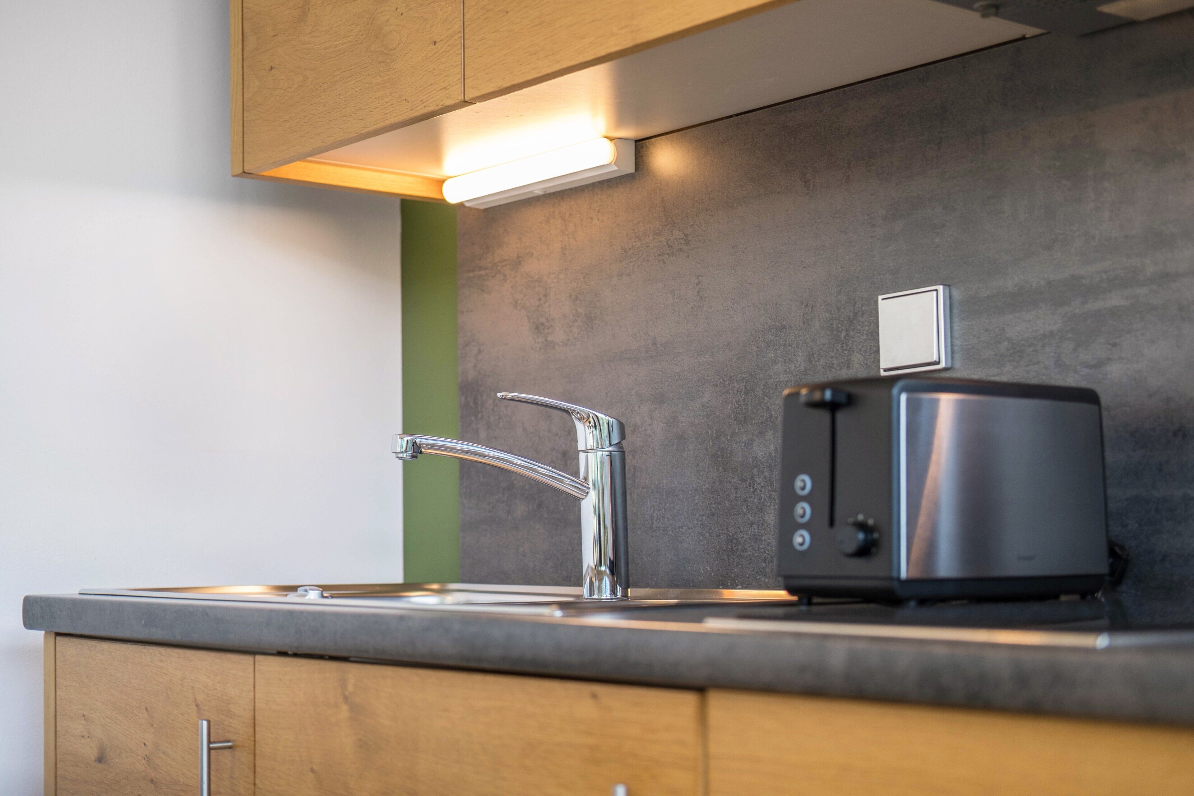 冷蔵庫、電子レンジ、コンロ、コーヒー / ティーメーカー