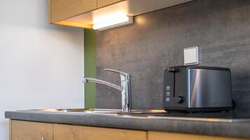 冷蔵庫、電子レンジ、コンロ、コーヒー / ティーメーカー