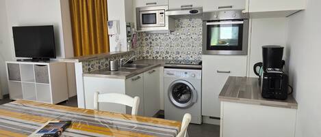 Kühlschrank, Mikrowelle, Ofen, Herdplatte