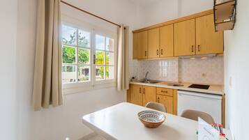 Køleskab, kogeplade, kaffe-/temaskine, elkedel