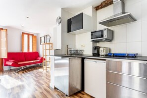 Fridge, microwave, stovetop, coffee/tea maker - Studio Apartment 'Loft 3er Piso' with Shared Terrace, Wi-Fi and Air Conditioning (València)