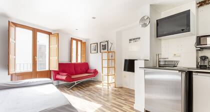 Studio Apartment 'Loft 3er Piso' with Shared Terrace, Wi-Fi and Air Conditioning