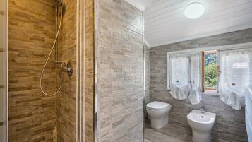 Dusche, kostenlose Toilettenartikel, Haartrockner, Handtücher