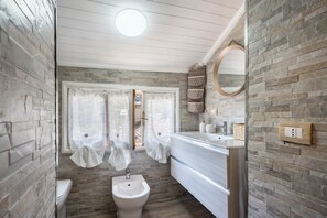 Regadera, amenidades de baño gratuitas, secadora de cabello, toallas 