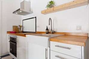 Kjøleskap, mikrobølgeovn, ovn og kokeplater