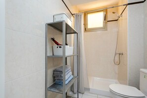 Shower, hair dryer, towels - Vacation Studio 'Blue Oasis' with Private Terrace and Wi-Fi (El Cotillo)