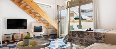 Iron/ironing board, free WiFi, bed sheets