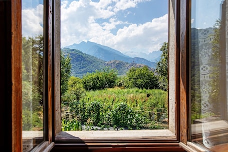 Interior. Apartment 'Alloggio La Tour' with Mountain View, Private Garden and Balcony