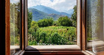 Apartment 'Alloggio La Tour' with Mountain View, Private Garden and Balcony