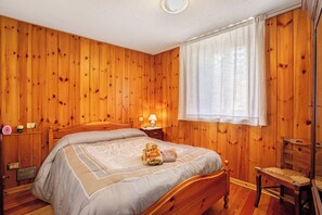 2 habitaciones, tabla de planchar con plancha y ropa de cama 