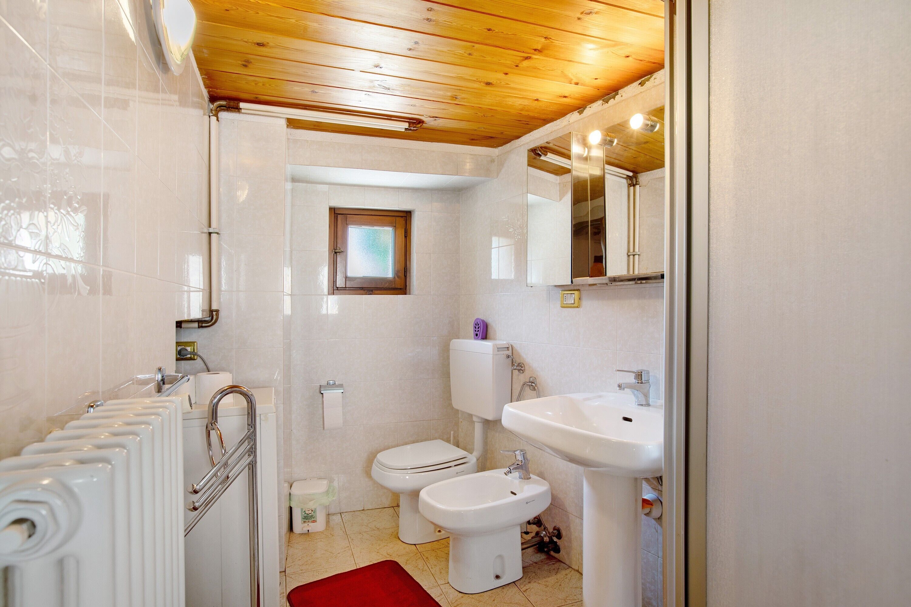 Douche, sèche-cheveux, serviettes fournies