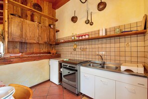 Kühlschrank, Ofen, Herdplatte, Wasserkocher mit Kaffee-/Teezubehör