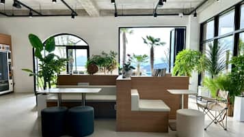 Coin salon dans le hall