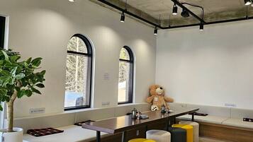 Coin salon dans le hall