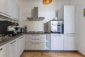 Refrigerador, horno, parrilla de estufa y lavavajillas