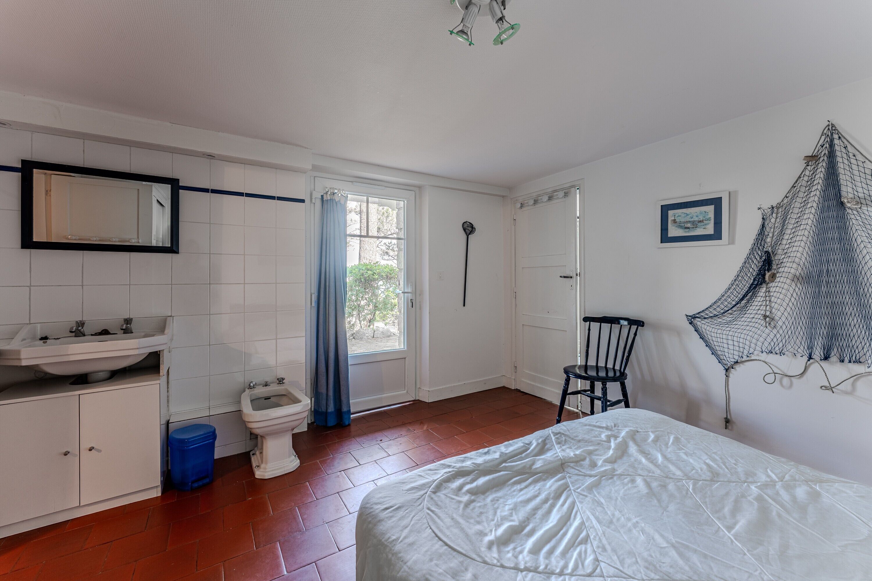 5 bedrooms, iron/ironing board, free WiFi