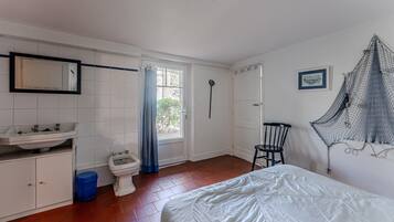 5 bedrooms, iron/ironing board, free WiFi