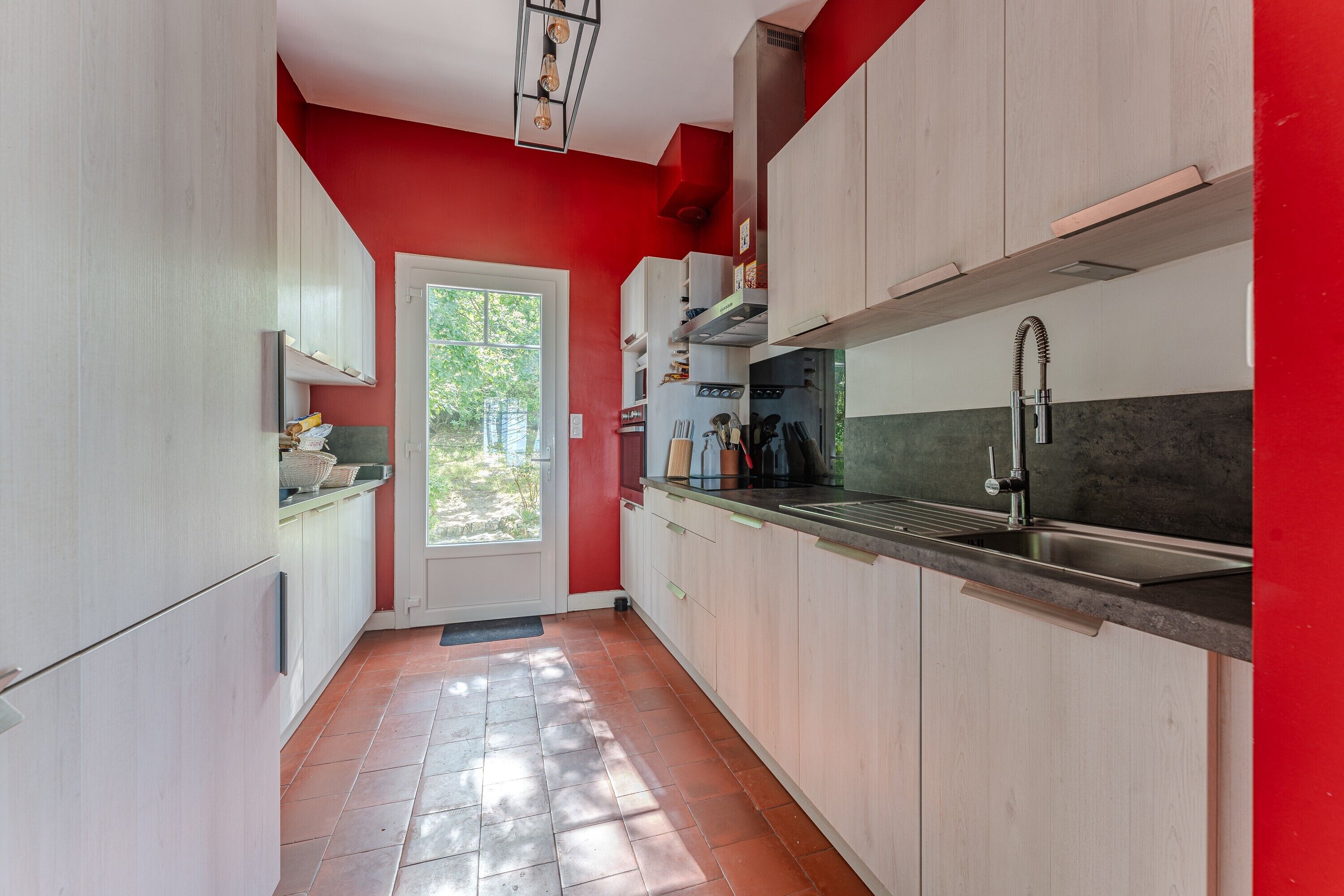 冷蔵庫、電子レンジ、オーブン、コンロ